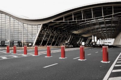 Pilonas de protección vial en calle